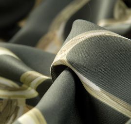 Imitace hedvábí látka kupón přezky zelená