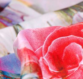 Satén vzor růží na mramoru červená/khaki   