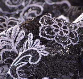 Efektní krajka na tylu motiv květů bílá/černá