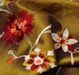 Vyšívaný taft s květy a listy olivový