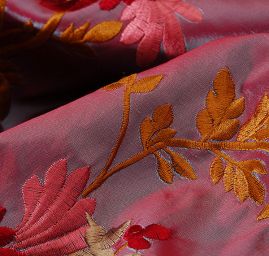 Vyšívaná taftová metráž s květy šanžán vínová/fialová