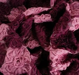 Efektní tyl s květy vínové a starorůžové barvy