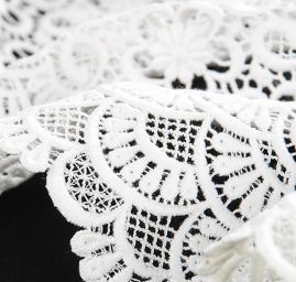 Bavlněná hrubá krajka květinový vzor bílá