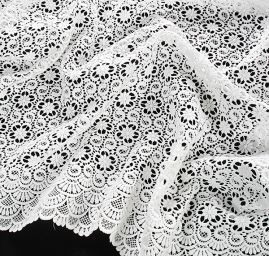 Bavlněná hrubá krajka květinový vzor bílá