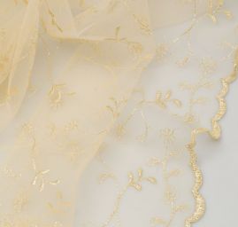 Krajka vyšívaná na tylu s květy