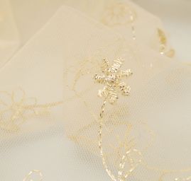 Krajka vyšívaná na tylu s květy