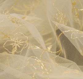 Krajka vyšívaná na tylu s květy