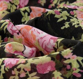 Jemný pružný šifon motiv kytice květů černý