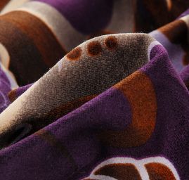 Pružný samet avantgardní motiv fialová/hnědá