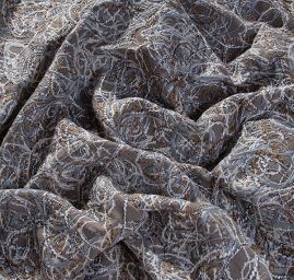 Efektní textilie s nevšední výšivkou