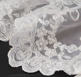 Krajka s bordurou vyšívaná na tylu s korálky bílá