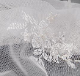 Krajka s bordurou vyšívaná na tylu s korálky bílá