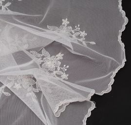 Krajka s bordurou vyšívaná na tylu s korálky bílá