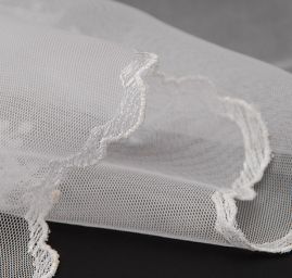 Krajka s bordurou vyšívaná na tylu s korálky bílá