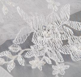 Krajka s bordurou vyšívaná na tylu s korálky bílá