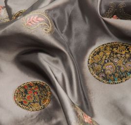 Vyšívaný taft vzor v marockém stylu stříbrný II.jakost
