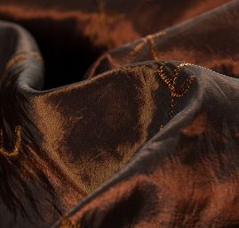 Vyšívaný taft jemný květinový motiv hnědý