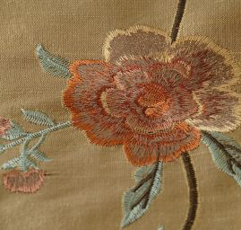 Vyšívaný taft zlatý vzor květy 