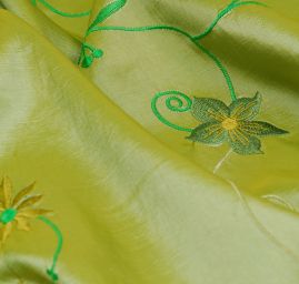 Vyšívaný taft s pruhy z květů olivový