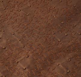 Vyšívaný taft hnědý s nopky