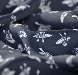 Látka na šaty motiv kloboučků tmavě modrá