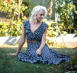 Látka na šaty motiv kloboučků tmavě modrá