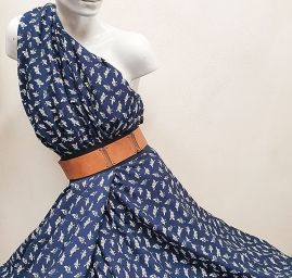 Látka na šaty motiv kloboučků tmavě modrá