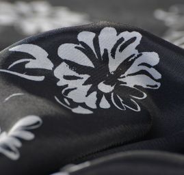 Viskozová látka na šaty temně modrá s květy