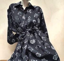 Viskozová látka na šaty temně modrá s květy