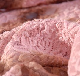 Pružná romantická krajka batika hnědá/starorůžová