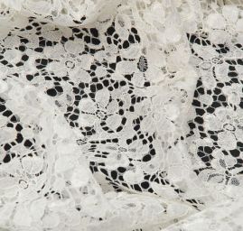 Krajka ve francouzském stylu bílá