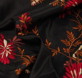 Vyšívaný černý taft s květy