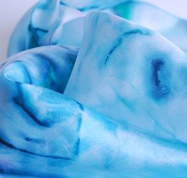 Ručně malovaný hedvábný šátek tyrkys