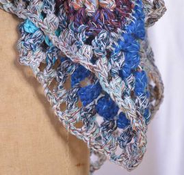 Originální háčkované pončo "špice" s kapucí do modra