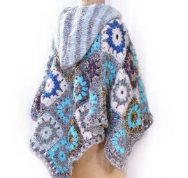 Originální háčkované pončo "špice" s kapucí do modra