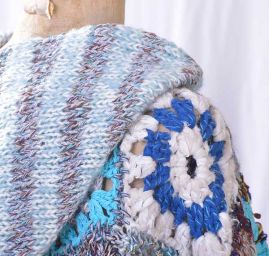 Originální háčkované pončo "špice" s kapucí do modra