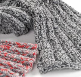 Ručně pletená šála Marlen šedočernočervený melír
