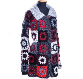 Originální háčkovaný kabát s melírovaným šedým límcem