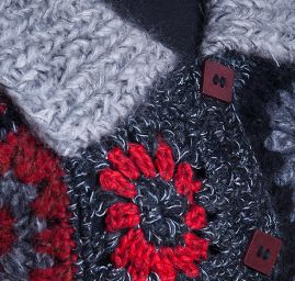 Originální háčkovaný kabát s melírovaným šedým límcem