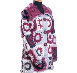 Originální háčkovaný kabát s límcem barvy fuksie