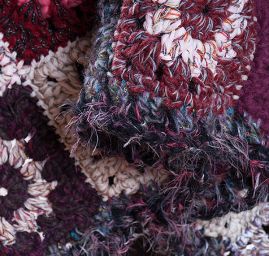 Originální háčkované pončo s velkým límcem