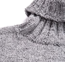 Pletený svetr s pruhy černo-šedý