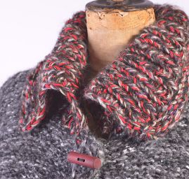 Originálně ručně pletený kabát červenošedý