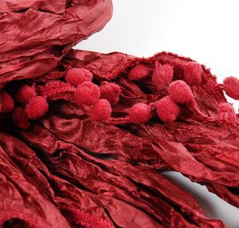 Jemná šála kreš s bambulkami vínová