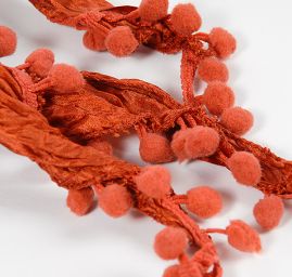 Jemná šála kreš s bambulkami skořicová 