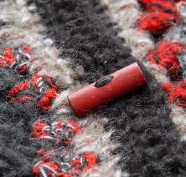 Pletený kabát černošedočervený melír