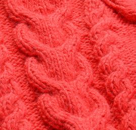 Svetr ručně pletený s copánkovým vzorem malinový