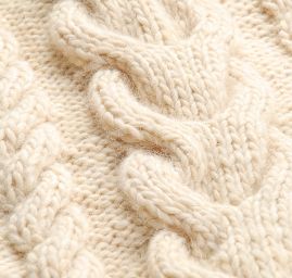 Svetr a čepice s copánky ručně pletené smetanový