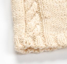 Svetr a čepice s copánky ručně pletené smetanový