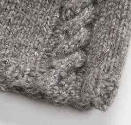 Svetr a čepice s copánky ručně pletené šedé barvy